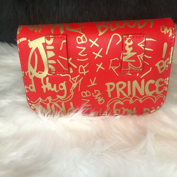 RED GOLD GRAFFITI CONVERTIBLE CROSSBODY BAG - Picture 3 of 6